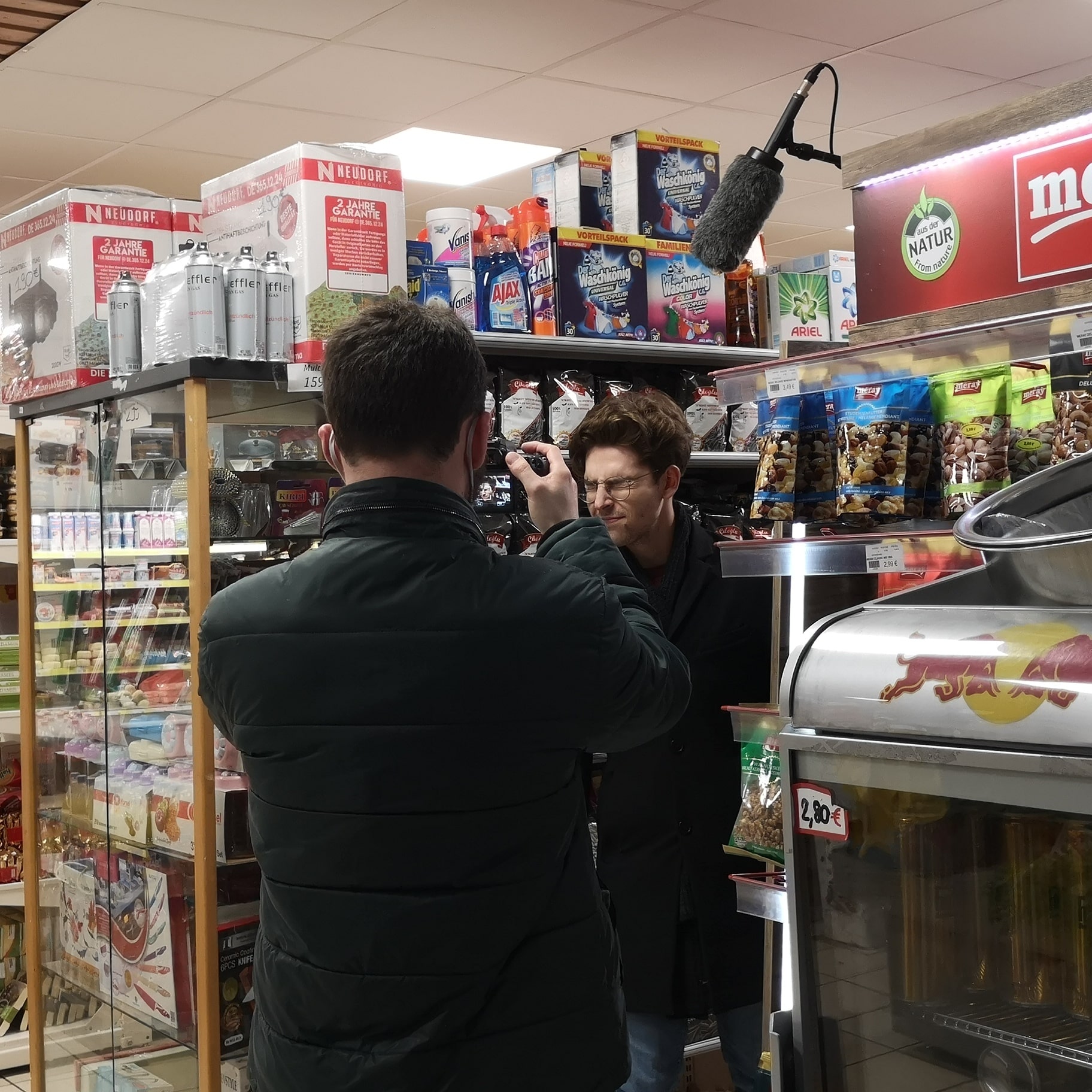 tournage de trivial dans une épicerie